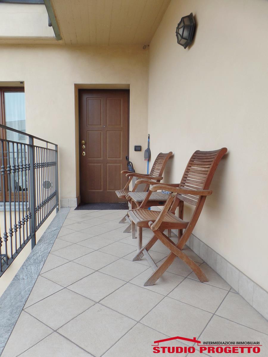 Bilocale arredato con due balconi, cantina e box in vendita a Cesano Maderno (MB) 2